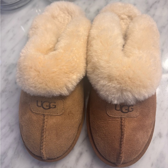 Ugg slippers - great condition - Picture 1 of 3
